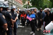 六爻虐吗美国多地举行“没有国王”抗议活动